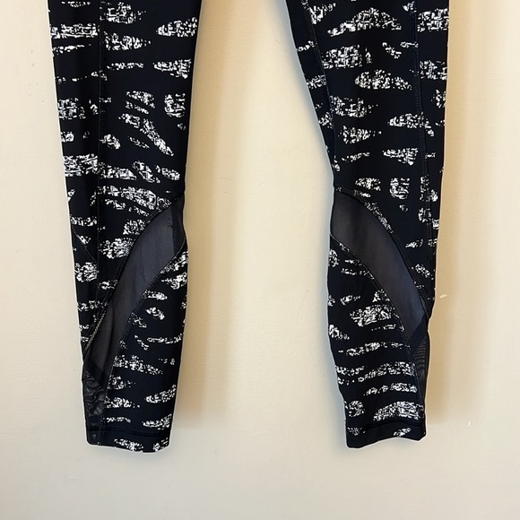 Lululemon Inspire Tight II in Graf Black White / Black size 2 - Picture 9 of 13